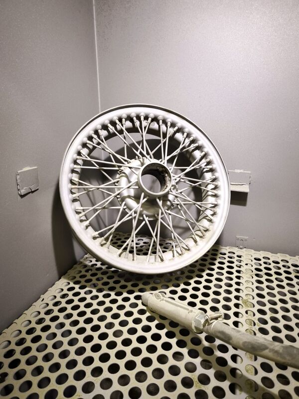 Jante à rayons dans cabine de sablage